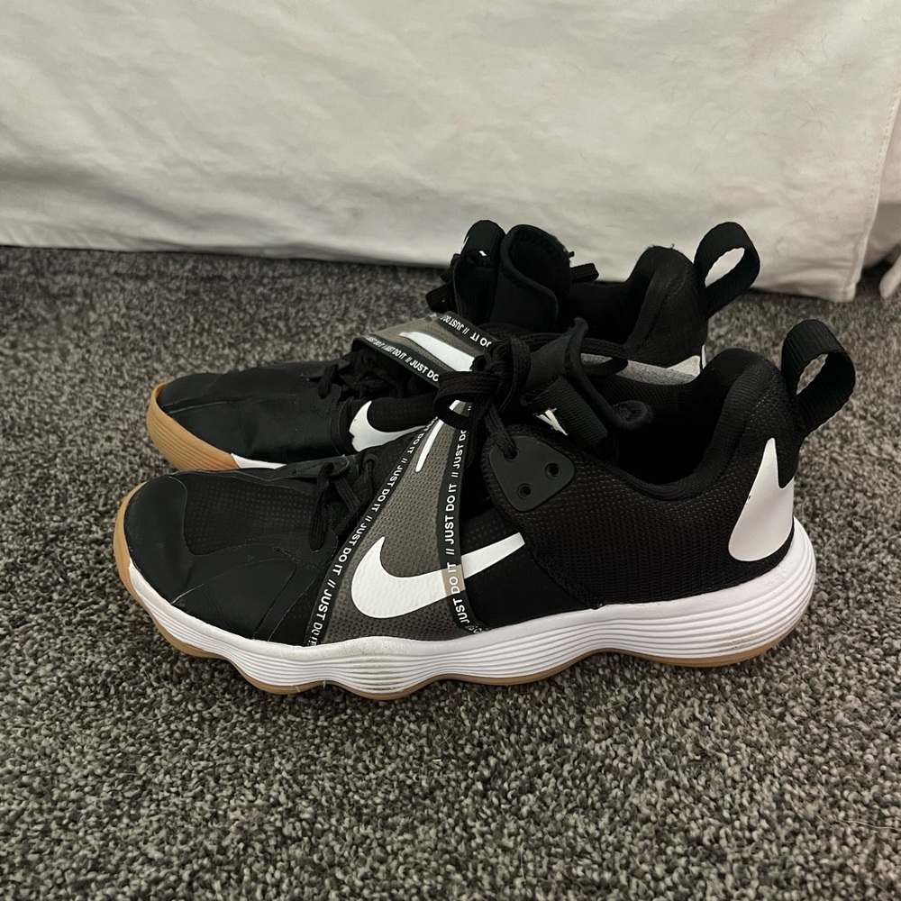 Women’s Nike Hyperset React Volleyball Court Shoe Size 9